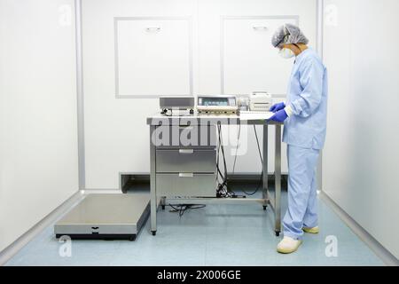 Balance de poids, usine de fabrication de médicaments, usine pharmaceutique, Centre de recherche, pharmacie, Area Health, Tecnalia Research & innovation, Araba Technology Park, Miñano, pays Basque, Espagne. Banque D'Images