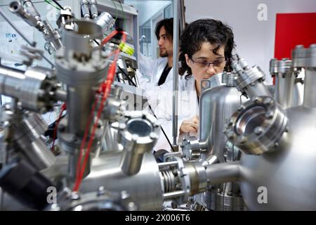 Microscope à effet tunnel à balayage (STM) en ultra-vide (UHV), laboratoire de nanophysique, Centre de physique des matériaux est un centre commun du Conseil espagnol de la recherche scientifique CSIC et de l'Université du pays Basque UPV/EHU. Son activité de recherche est principalement axée sur les aspects fondamentaux de la science des matériaux. L'activité scientifique dans les laboratoires et les installations expérimentales du CFM traite de la morphologie et des propriétés électroniques des matériaux nano-structurés, des polymères et des matières molles, et des matériaux photoniques. En outre, une partie importante de la recherche scientifique dans le CFM est consacrée Banque D'Images