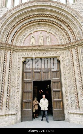 Porte d'entrée du Palazzo dei priori (alias Palazzo Comunale, mairie) abritant la Galerie nationale de l'Ombrie sur la Piazza Quattro novembre. Pérouse. Ombrie, Italie. Banque D'Images