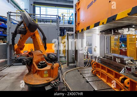 Robot qui introduit les matériaux dans le four et les amène ensuite à la presse, cellule d'estampage à chaud, unité industrielle, industrie automobile, Centre technologique, TECNALIA recherche & innovation, Derio, Bizkaia, pays Basque, Espagne. Banque D'Images