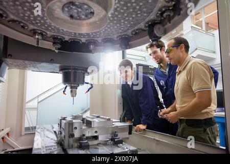 Professeur et étudiants font leur centre de formation usinage 3 axes, mécanique appliquée, Tecnun, École d'ingénierie de Saint-Sébastien, Université de Navarre, Donostia, Gipuzkoa, pays Basque, Espagne. Banque D'Images