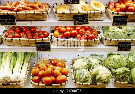 Fruits et légumes à vendre. Marché de la Bretxa. Donostia-San Sebastián. Guipúzcoa. L'Euskadi. L'Espagne. Banque D'Images