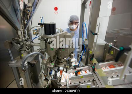 Suivi technique sous un procédé de distribution et fermeture d'un gel, salle blanche, usine pharmaceutique, usine de fabrication de médicaments, Centre de recherche, pharmacie, Area Health, Tecnalia Research & innovation, Araba Technology Park, Miñano, pays Basque, Espagne. Banque D'Images