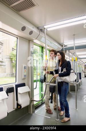 Jeune couple en tram, Vitoria, Alava, pays Basque, Espagne. Banque D'Images