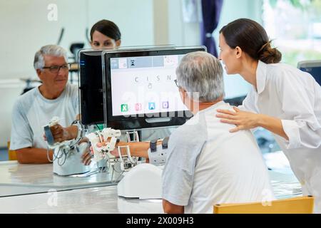 Thérapeute et patient avec robot d’assistance pour la rééducation des membres supérieurs, le robot ArmAssist permet un entraînement passif, assisté et actif du bras et de la main, permettant le traitement de la plupart des patients atteints d’AVC. Dispositif médical pour traitement neurologique. La plate-forme logicielle permet une évaluation à distance des progrès du patient et une gestion de la thérapie basée sur des jeux sérieux, qui motivent les patients à participer activement à leur rééducation et à maximiser. The Outcome, unité de technologie de la santé, Tecnalia Research & innovation, Adacen, Centre de traitement et de réadaptation des lésions cérébrales, M. Banque D'Images