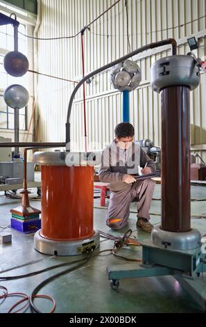 Test de choc. Suralimentation de l'équipement avec éclateur. Laboratoire électrique haute tension. Certification des équipements électriques. Services technologiques à l'industrie. TECNALIA recherche & innovation, Bizkaia, pays Basque, Espagne. Banque D'Images