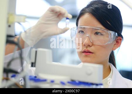 Chercheur. GC / MS. Chromatographe en phase gazeuse avec détecteur de masse. Analyse des composés organiques dans les extraits obtenus prétraitement des échantillons. Laboratoire organique. Division de l'énergie et de l'environnement. TECNALIA recherche et innovation. Donostia. San Sebastian. Gipuzkoa. Pays Basque. Espagne. Banque D'Images