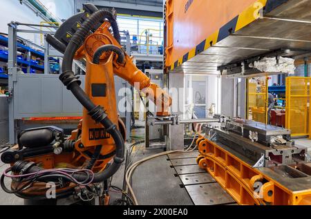 Robot qui introduit les matériaux dans le four et les amène ensuite à la presse, cellule d'estampage à chaud, unité industrielle, industrie automobile, Centre technologique, TECNALIA recherche & innovation, Derio, Bizkaia, pays Basque, Espagne. Banque D'Images