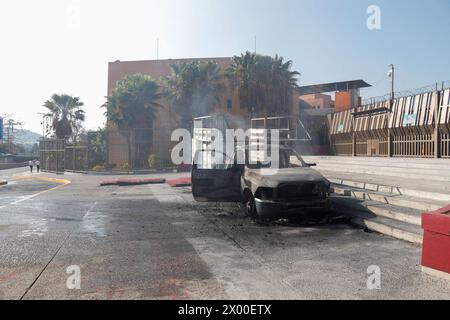 Chilpancingo, Mexique. 08 avril 2024. Des véhicules incendiés par des élèves présumés des écoles rurales d'Ayotzinapa sont vus devant le palais du gouvernement Guerrero, en raison du fait que Ludwig Marcial Reynoso Nuñez, ancien secrétaire général du gouvernement impliqué dans le meurtre de Yanke Kothan, a été de nouveau embauché par le gouvernement de l'État. Le 8 avril 2024 à Chilpancingo, Mexique. (Photo de David Juarez/ Eyepix Group/SIPA USA) crédit : SIPA USA/Alamy Live News Banque D'Images