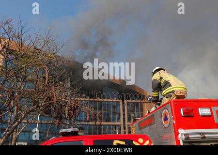 Chilpancingo, Mexique. 08 avril 2024. Les pompiers ont éteint l'incendie causé par des étudiants ruraux dans le palais du gouvernement de Guerrero, parce que Ludwig Marcial Reynoso Nuñez, ancien secrétaire général du gouvernement impliqué dans le meurtre de Yanke Kothan, a été embauché à nouveau par le gouvernement de l'État. Le 8 avril 2024 à Chilpancingo, Mexique. (Photo de David Juarez/ Eyepix Group/SIPA USA) crédit : SIPA USA/Alamy Live News Banque D'Images