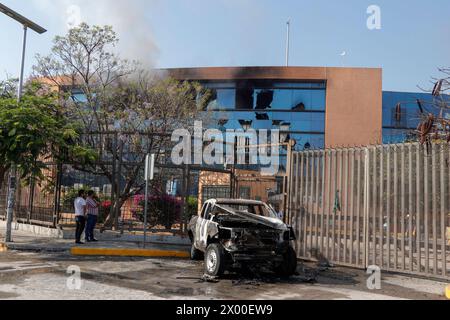 Chilpancingo, Mexique. 08 avril 2024. Des véhicules incendiés par des élèves présumés des écoles rurales d'Ayotzinapa sont vus devant le palais du gouvernement Guerrero, en raison du fait que Ludwig Marcial Reynoso Nuñez, ancien secrétaire général du gouvernement impliqué dans le meurtre de Yanke Kothan, a été de nouveau embauché par le gouvernement de l'État. Le 8 avril 2024 à Chilpancingo, Mexique. (Photo de David Juarez/ Eyepix Group/SIPA USA) crédit : SIPA USA/Alamy Live News Banque D'Images