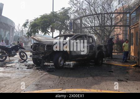 Chilpancingo, Mexique. 08 avril 2024. Des véhicules incendiés par des élèves présumés des écoles rurales d'Ayotzinapa sont vus devant le palais du gouvernement Guerrero, en raison du fait que Ludwig Marcial Reynoso Nuñez, ancien secrétaire général du gouvernement impliqué dans le meurtre de Yanke Kothan, a été de nouveau embauché par le gouvernement de l'État. Le 8 avril 2024 à Chilpancingo, Mexique. (Photo de David Juarez/ Eyepix Group/SIPA USA) crédit : SIPA USA/Alamy Live News Banque D'Images