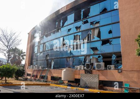 Chilpancingo, Mexique. 08 avril 2024. Le palais du gouvernement de Guerrero est vu avec des fenêtres cassées causées par des étudiants ruraux, en raison du fait que le Ludwig Marcial Reynoso Nuñez, ancien secrétaire général du gouvernement impliqué dans le meurtre de Yanke Kothan, a été embauché à nouveau par le gouvernement de l'État. Le 8 avril 2024 à Chilpancingo, Mexique. (Photo de David Juarez/ Eyepix Group/SIPA USA) crédit : SIPA USA/Alamy Live News Banque D'Images