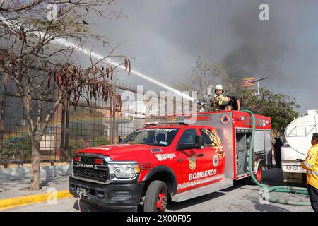 Chilpancingo, Mexique. 08 avril 2024. Les pompiers ont éteint l'incendie causé par des étudiants ruraux dans le palais du gouvernement de Guerrero, parce que Ludwig Marcial Reynoso Nuñez, ancien secrétaire général du gouvernement impliqué dans le meurtre de Yanke Kothan, a été embauché à nouveau par le gouvernement de l'État. Le 8 avril 2024 à Chilpancingo, Mexique. (Photo de David Juarez/ Eyepix Group/SIPA USA) crédit : SIPA USA/Alamy Live News Banque D'Images