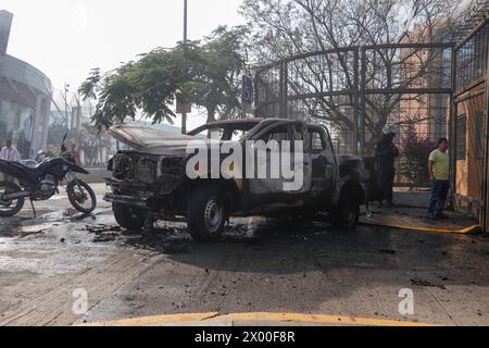 Des véhicules incendiés par des élèves présumés des écoles rurales d'Ayotzinapa sont vus devant le palais du gouvernement Guerrero, en raison du fait que Ludwig Marcial Reynoso NuÃ±ez, ancien secrétaire général du gouvernement impliqué dans le meurtre de Yanke Kothan, a été de nouveau embauché par le gouvernement de l'État. Le 8 avril 2024 à Chilpancingo, Mexique. (Crédit image : © David Juaez/eyepix via ZUMA Press Wire) USAGE ÉDITORIAL SEULEMENT! Non destiné à UN USAGE commercial ! Banque D'Images