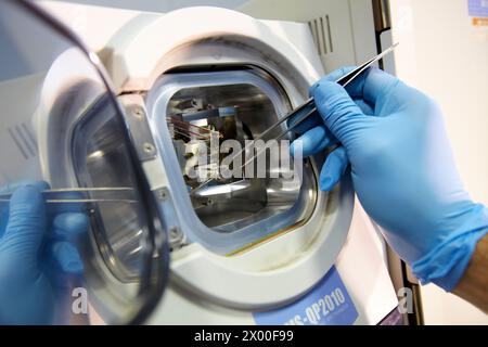 Chromatographie en phase gazeuse-spectrométrie de masse : méthode utilisée pour identifier les composés organiques volatils, Centre de recherche technologique, Tecnalia construction, CIDEMCO-Tecnalia recherche & innovation, développement de nouveaux produits et solutions innovantes par la recherche et l'innovation dans différents domaines d'activité comme les matériaux et la chimie durable, efficacité énergétique des bâtiments, réhabilitation et sécurité, Azpeitia, Gipuzkoa, Euskadi, Espagne. Banque D'Images