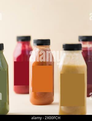 Smoothies de fruits et légumes assortis dans des bouteilles en plastique. Détox, végétarisme. Banque D'Images