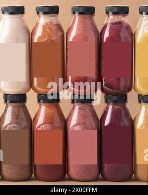 Smoothies de fruits et légumes assortis dans des bouteilles en plastique. Détox, végétarisme. Banque D'Images