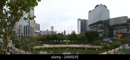 Bangkok, Thaïlande - mars 28 2024 : vue panoramique du parc Benchasiri depuis Sukhumvit Road, un espace vert urbain populaire à Phrom Phong, flanqué de centres commerciaux Banque D'Images