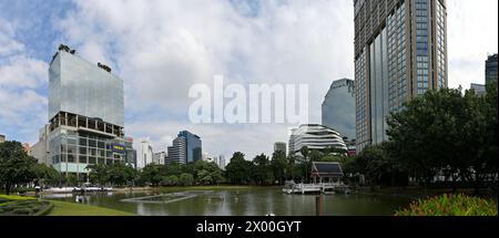 Bangkok, Thaïlande - 4 décembre 2023 : vue panoramique du parc Benchasiri face à Sukhumvit Road, un espace vert urbain populaire à Phrom Phong, flanqué de centres commerciaux Banque D'Images