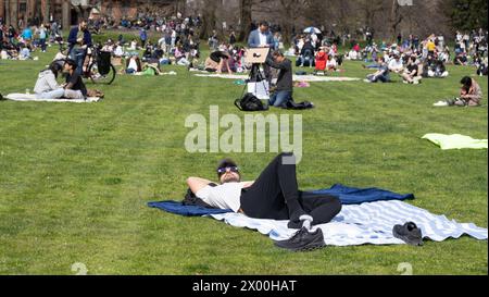 New York, New York, États-Unis, 8 avril 2024 les foules se rassemblent pour assister à l'éclipse solaire partielle dans Sheep's Meadow dans Central Park à New York, par une belle journée de printemps Banque D'Images