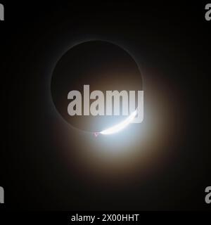 8 avril 2024 : Vincennes, il - Une vue du Soleil émergeant de derrière la Lune lors d'une éclipse solaire totale du parc historique national George Rogers Clark à Vincennes, il Mike Wulf/CSM (crédit image : © Mike Wulf/Cal Sport Media) Banque D'Images