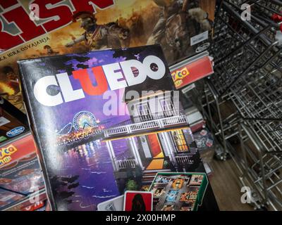 Photo d'une boîte cluedo à vendre à Belgrade. Cluedo, connu sous le nom de Clue en Amérique du Nord, est un jeu de mystère de meurtre pour trois à six joueurs qui était devis Banque D'Images