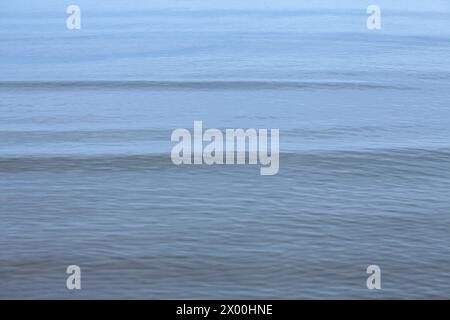 Photo de la mer Baltique vue de la plage de Jurmala à Dubulti. Dubulti est une station balnéaire, une partie de Jurmala, Lettonie, sur la mer baltique. Banque D'Images