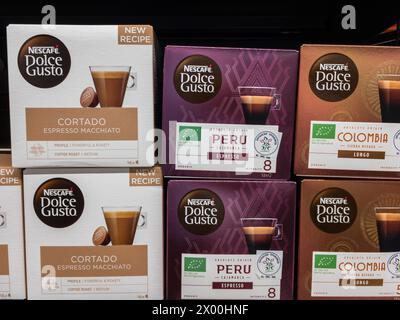 Photo d'un panneau avec le logo de Dolce Gusto sur des dosettes de café à vendre dans un supermarché de Belgrade, Serbie. Le Nescafé Dolce Gusto est un café capsu Banque D'Images