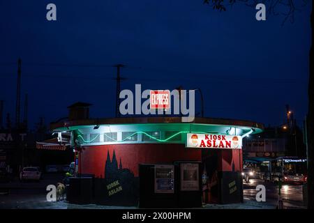 Flou sélectif sur un kiosque, kiosque aslan, la nuit, illuminé, un dépanneur ouvert 24/7 à Cologne, Allemagne. Banque D'Images