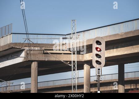 Une image capturant l'aspect crucial de la sécurité et de la réglementation ferroviaires avec un accent sur un feu de signalisation ferroviaire à Belgrade. Les voyants rouges s'allument en A. Banque D'Images