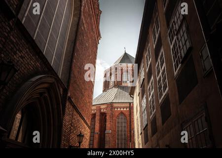 Photo de l'église saint pierre de Riga au crépuscule. St. L'église de Pierre est une église luthérienne à Riga, la capitale de la Lettonie, dédiée à Saint Pierre Banque D'Images