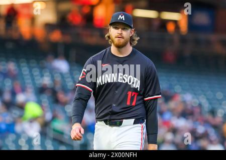 Minneapolis, Minnesota, États-Unis. 8 avril 2024. BAILEY OBER (17 ans), lanceur des Twins du Minnesota, regarde tout en marchant vers la dugout lors d'un match MLB entre les Twins du Minnesota et les Dodgers de Los Angeles le 8 avril 2024 au Target Field à Minneapolis. Les Dodgers ont gagné 4-2. (Crédit image : © Steven Garcia/ZUMA Press Wire) USAGE ÉDITORIAL SEULEMENT! Non destiné à UN USAGE commercial ! Banque D'Images