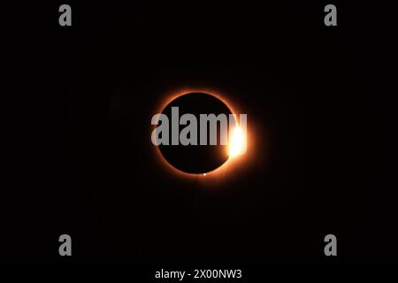 Pékin, États-Unis. 8 avril 2024. Une éclipse solaire totale est photographiée à Plano, Texas, États-Unis, le 8 avril 2024. Une éclipse solaire totale balayait l'Amérique du Nord lundi, alors que les résidents et les visiteurs se rassemblaient à différents endroits sur le chemin de l'éclipse pour regarder et encourager. L'éclipse solaire totale -- surnommée la Grande éclipse américaine pour son long chemin au-dessus de l'Amérique du Nord -- était visible dans le ciel au-dessus de certaines parties du Mexique, de 15 états américains et de l'est du Canada. Crédit : Dan Tian/Xinhua/Alamy Live News Banque D'Images