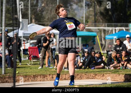 Owen Lee de Desert Vista lance le lancer du disque d'invitation lors de la 56e rencontre de piste Arcadia Invitational High School, samedi 6 avril 2024, Banque D'Images