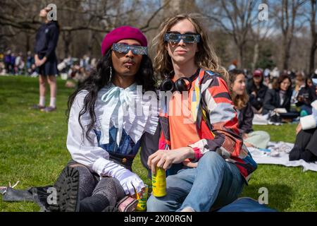 New York, États-Unis. 08 avril 2024. Deux hommes habillés pour l'éclipse. Les New-Yorkais se sont rassemblés à Central Park pour voir l'éclipse solaire. Le soleil a été éclipsé par la lune de 90%, juste timide de la totalité. La dernière éclipse solaire à New York a eu lieu en 2017 atteignant 70%. La prochaine éclipse solaire pour la ville sera en 2045 à seulement 50%. Les New-Yorkais devront attendre jusqu'en mai 2079 pour la totalité. (Photo de Syndi Pilar/SOPA images/SIPA USA) crédit : SIPA USA/Alamy Live News Banque D'Images