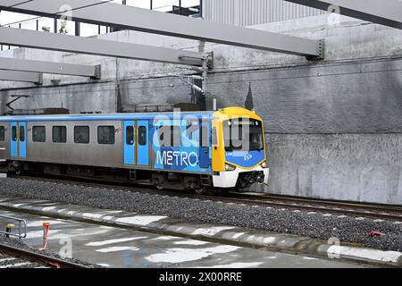 Chariot avant d'un train Siemens Nexas, exploité par Metro Melbourne, traversant la nouvelle tranchée près de la gare ferroviaire Glen Huntly Banque D'Images