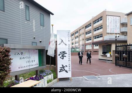 Tokyo, Japon. 06 avril 2024. Panneau de cérémonie d'entrée de l'école exposé devant une école. La vie quotidienne à Tokyo. Crédit : SOPA images Limited/Alamy Live News Banque D'Images