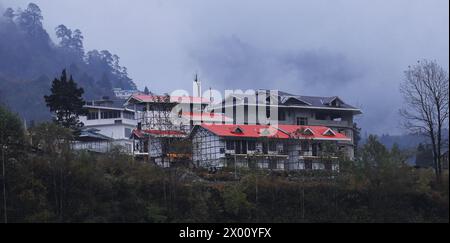 la station de lachung hill brumeuse et brumeuse, une destination touristique populaire dans le nord du sikkim est située sur les contreforts de l'himalaya près de la vallée de yumthang, en inde Banque D'Images