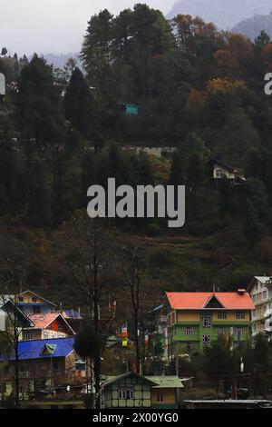 la station de lachung hill brumeuse et brumeuse, une destination touristique populaire dans le nord du sikkim est située sur les contreforts de l'himalaya près de la vallée de yumthang, en inde Banque D'Images