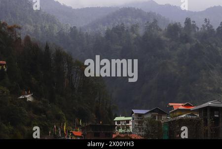 la station de lachung hill brumeuse et brumeuse, une destination touristique populaire dans le nord du sikkim est située sur les contreforts de l'himalaya près de la vallée de yumthang, en inde Banque D'Images