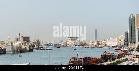 Le front de mer de Deira le long de la crique de Dubaï à Dubaï, Émirats arabes Unis. Banque D'Images