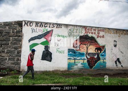 Nakuru, Kenya. 08 avril 2024. Un homme passe devant une murale représentant un drapeau palestinien et les mots « pas de racisme la Palestine, demain sera libre » dans le village de Bondeni près de la ville de Nakuru. Crédit : SOPA images Limited/Alamy Live News Banque D'Images