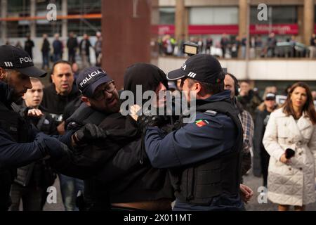 Porto, Portugal. 06 avril 2024. Les policiers arrêtent les manifestants pendant la manifestation. Des manifestations anti-fascistes et anti-immigration ont eu lieu à Porto, à peu près au même moment et au même endroit. Crédit : SOPA images Limited/Alamy Live News Banque D'Images