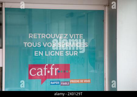 Angouleme , France - 04 08 2024 : logo Caisse allocations familiales marque et texte signe de l'agence de construction CAF pour le bureau du Fonds d'allocations familiales Banque D'Images