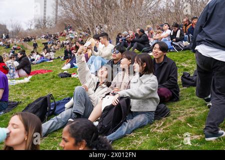 Toronto, Canada. 08 avril 2024. Les gens prennent un selfie au parc Riverdale, en attendant que l'éclipse solaire partielle commence. Le 8 avril 2024, Toronto assistera à une éclipse solaire partielle, avec une couverture solaire d'environ 85 %. Les Skywatchers de la ville observeront la lune qui passe entre la Terre et le soleil, créant une atténuation notable de la lumière du soleil pendant l'événement. Crédit : SOPA images Limited/Alamy Live News Banque D'Images