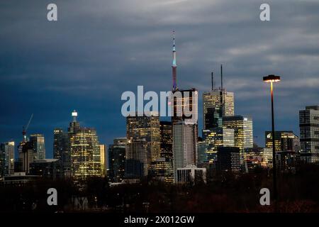 Toronto, Canada. 08 avril 2024. Vue de Toronto depuis le parc Riverdale en milieu de journée, alors que le ciel s'assombrit pendant l'éclipse solaire partielle. Le 8 avril 2024, Toronto assistera à une éclipse solaire partielle, avec une couverture solaire d'environ 85 %. Les Skywatchers de la ville observeront la lune qui passe entre la Terre et le soleil, créant une atténuation notable de la lumière du soleil pendant l'événement. Crédit : SOPA images Limited/Alamy Live News Banque D'Images