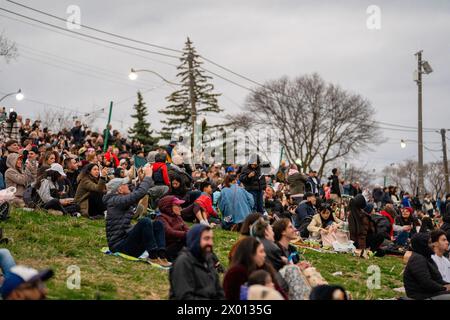 Toronto, Canada. 08 avril 2024. Les gens regardent l'éclipse solaire partielle à Riverdale Park, alors que le ciel devient plus sombre en milieu de journée. Le 8 avril 2024, Toronto assistera à une éclipse solaire partielle, avec une couverture solaire d'environ 85 %. Les Skywatchers de la ville observeront la lune qui passe entre la Terre et le soleil, créant une atténuation notable de la lumière du soleil pendant l'événement. (Photo de Shawn Goldberg/SOPA images/SIPA USA) crédit : SIPA USA/Alamy Live News Banque D'Images