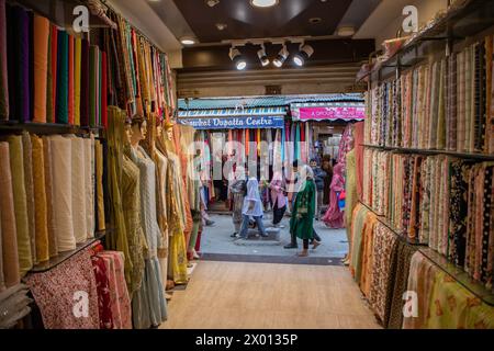 Srinagar, Inde. 08 avril 2024. Des femmes musulmanes cachemiriennes ont vu faire du shopping dans une bijouterie avant le festival musulman Eid-Al-Fitr sur un marché local de Srinagar. Les marchés à travers le monde musulman sont témoins d’une énorme ruée de shopping en préparation de l’Aïd Al-Fitr, une célébration qui marque la fin du mois sacré du Ramadan, le jeûne musulman. (Photo de Faisal Bashir/SOPA images/Sipa USA) crédit : Sipa USA/Alamy Live News Banque D'Images