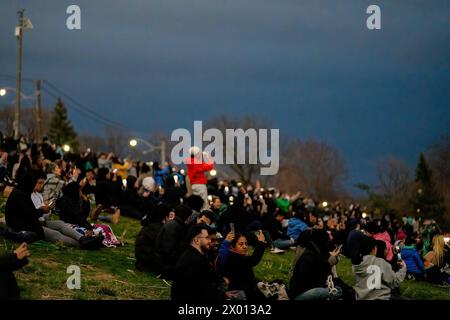 Toronto, Canada. 08 avril 2024. Les gens regardent l'éclipse solaire partielle à Riverdale Park, alors que le ciel devient plus sombre en milieu de journée. Le 8 avril 2024, Toronto assistera à une éclipse solaire partielle, avec une couverture solaire d'environ 85 %. Les Skywatchers de la ville observeront la lune qui passe entre la Terre et le soleil, créant une atténuation notable de la lumière du soleil pendant l'événement. (Photo de Shawn Goldberg/SOPA images/SIPA USA) crédit : SIPA USA/Alamy Live News Banque D'Images